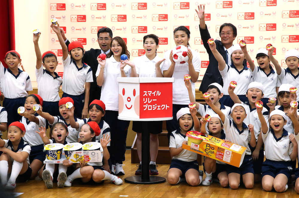 児童たちと笑顔を見せる（左から）田中理恵、吉田沙保里、伊調馨