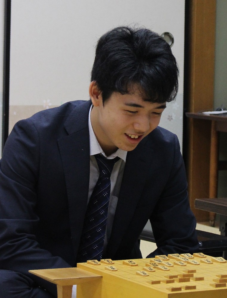 棋聖戦一次予選で勝利を収め、感想戦で笑顔を見せる藤井聡太四段