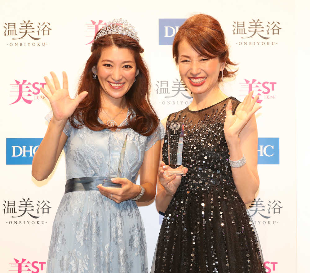 ＜第８回国民的美魔女コンテスト＞準グランプリの山崎麗子さん（右）と笑顔を見せるグランプリの村田優美さん