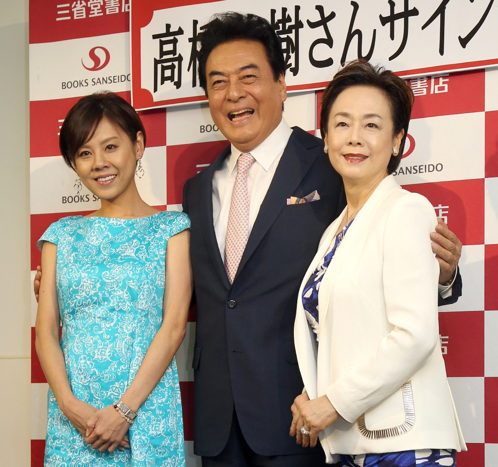 １４年、「高橋英樹のおもしろ日本史」発売記念イベントで笑顔を見せる高橋英樹（中）。左は長女・真麻、右は元女優の妻・美恵子さん