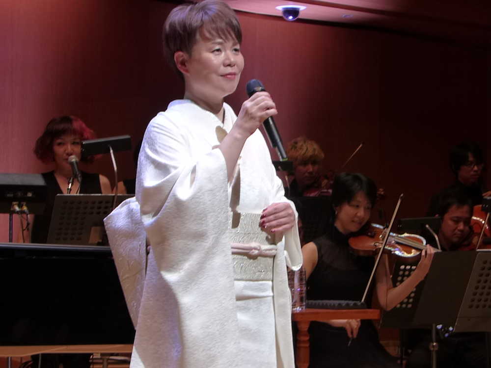 ポップスのカバーライブを東京オペラシティで行った島津亜矢は管弦楽団をバックに熱唱