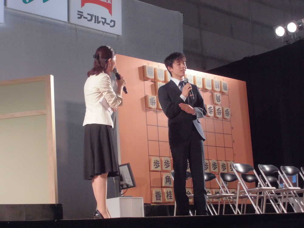 名古屋市での「将棋日本シリーズ　ＪＴプロ公式戦　テーブルマークこども大会」開会式に出席した藤井聡太四段