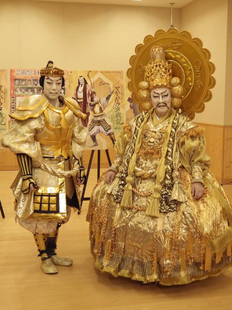 十月大歌舞伎初日でインド風の衣装で身を包む尾上菊之助（左）と尾上菊五郎