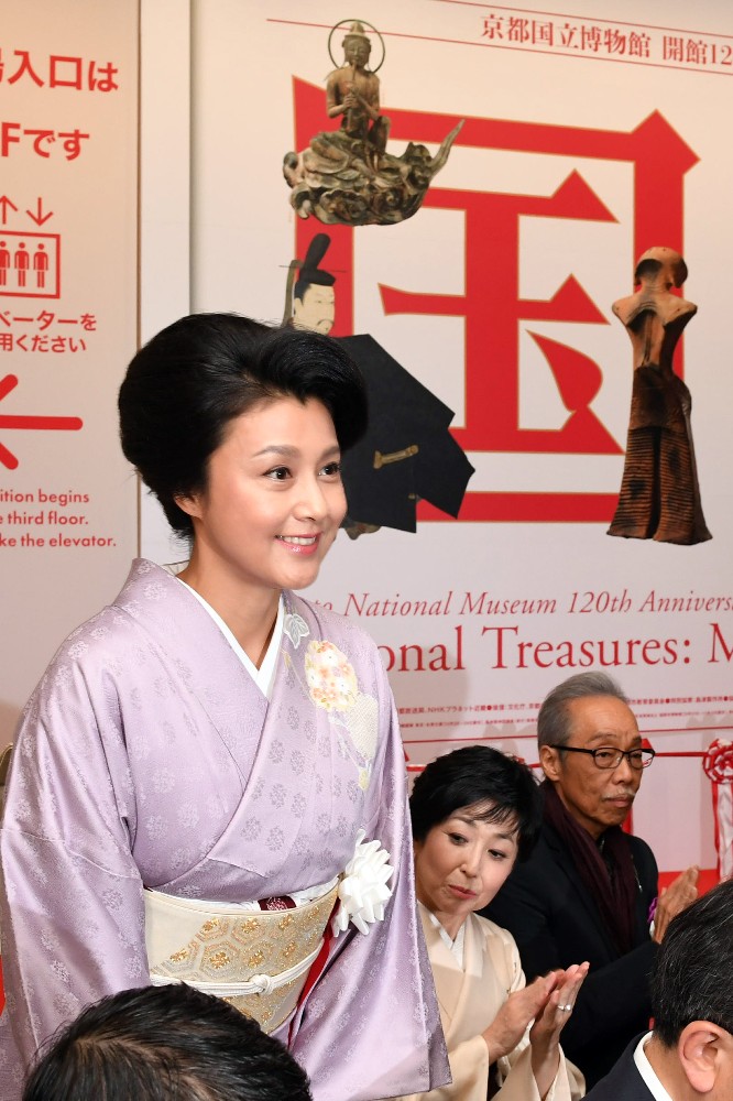 特別展覧会「国宝」の開会式に出席した（左から）藤原紀香、竹下景子、谷村新司