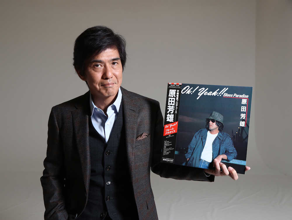 お気に入りの原田芳雄さんのレコードジャケットを手にする佐藤浩市