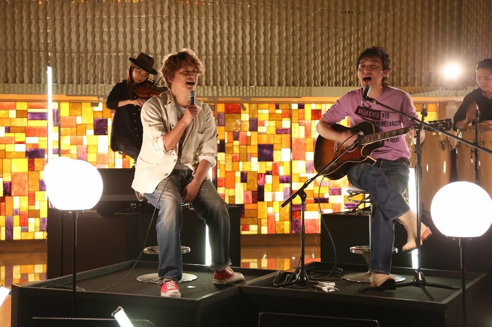 「おじゃＭＡＰ！！スペシャル」で９カ月ぶりにテレビ歌唱する（左から）香取慎吾と草なぎ剛（Ｃ）フジテレビ