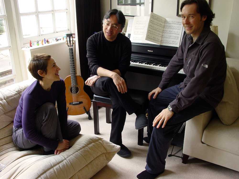 アルバム制作に際して談笑する（左から）ステイシー・ケント、カズオ・イシグロ、ステイシーの夫でプロデューサーのジム・トムリンソン氏。写真を撮影したのはイシグロ夫人だという