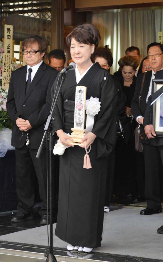 母・久子さんの葬儀で喪主としてあいさつする川中美幸