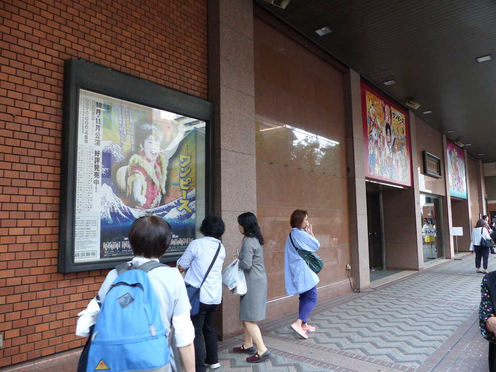 新橋演舞場で市川猿之助の「スーパー歌舞伎２（セカンド）ワンピース」のポスターを見る来場者