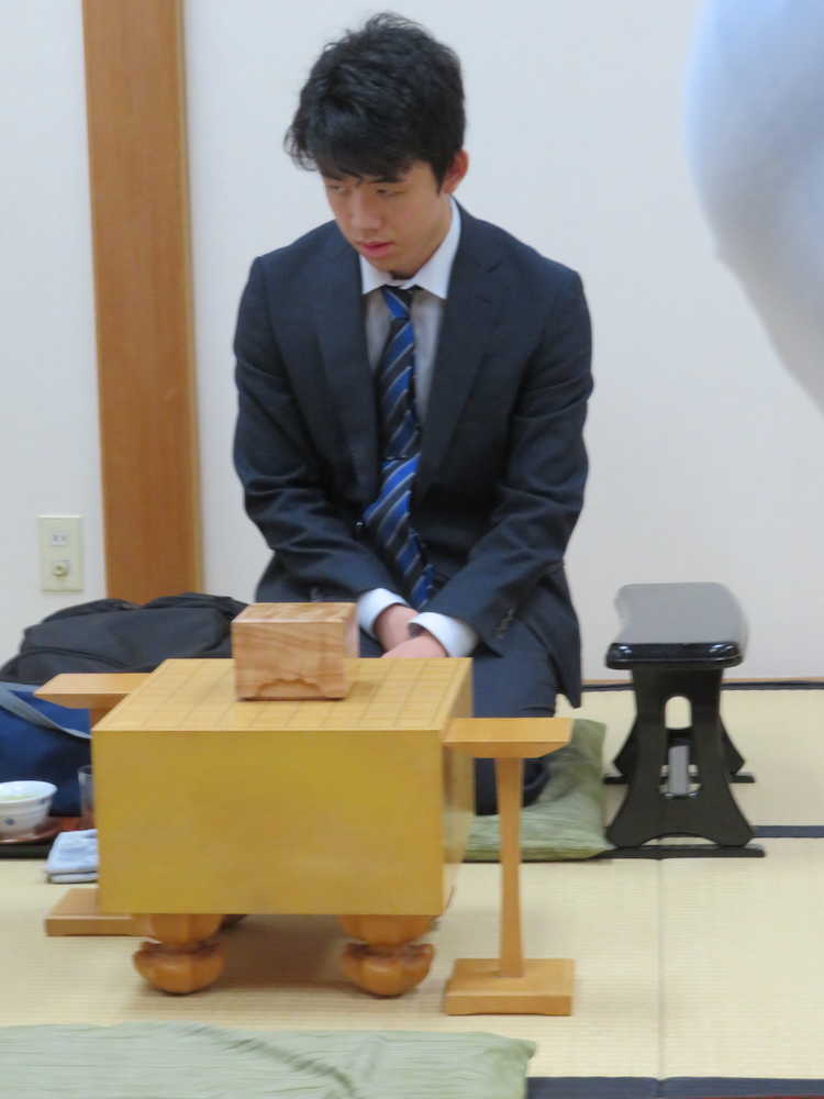 関西将棋会館で行われた順位戦Ｃ級２組の第５局で星野良生四段と対局した藤井聡太四段