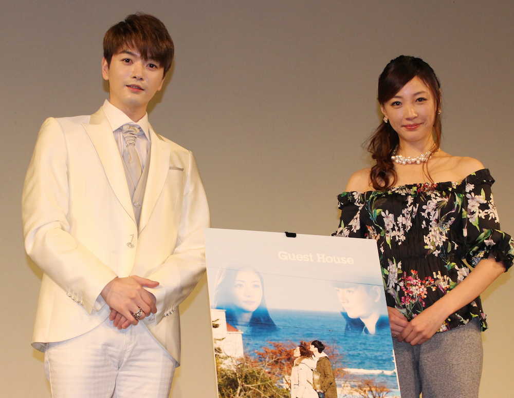 京都国際映画祭で舞台あいさつした「超新星」のソンジェ（左）と、ちすん
