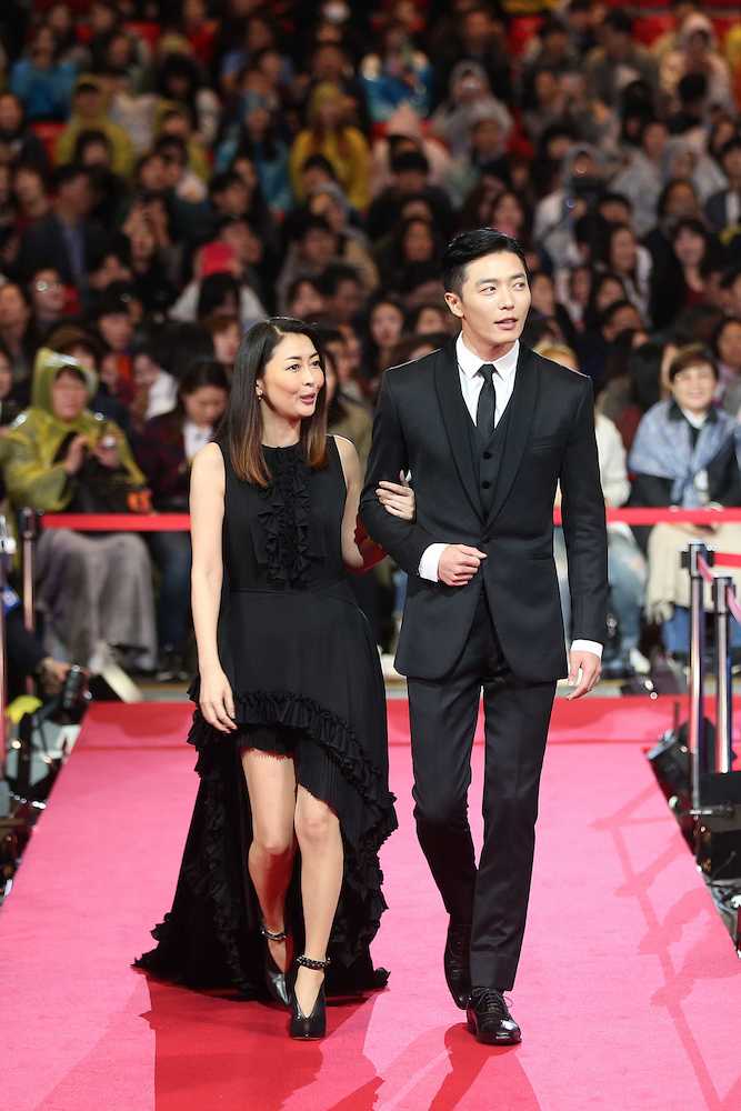 第２２回釜山国際映画祭のオープニングでレッドカーペットを歩く中山美穂。主演映画「蝶の眠り」で共演した韓国俳優キム・ジェウクと