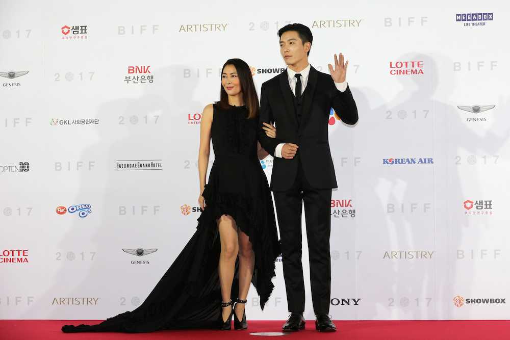 「蝶の眠り」で共演した韓国俳優キム・ジェウクとレッドカーペットを歩く中山美穂