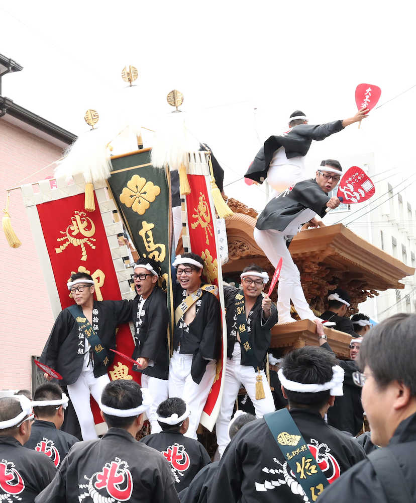 大阪の「だんじり祭り」を初体験！地車に乗り、祭りを盛り上げる宮川大輔（中央左から２人目）