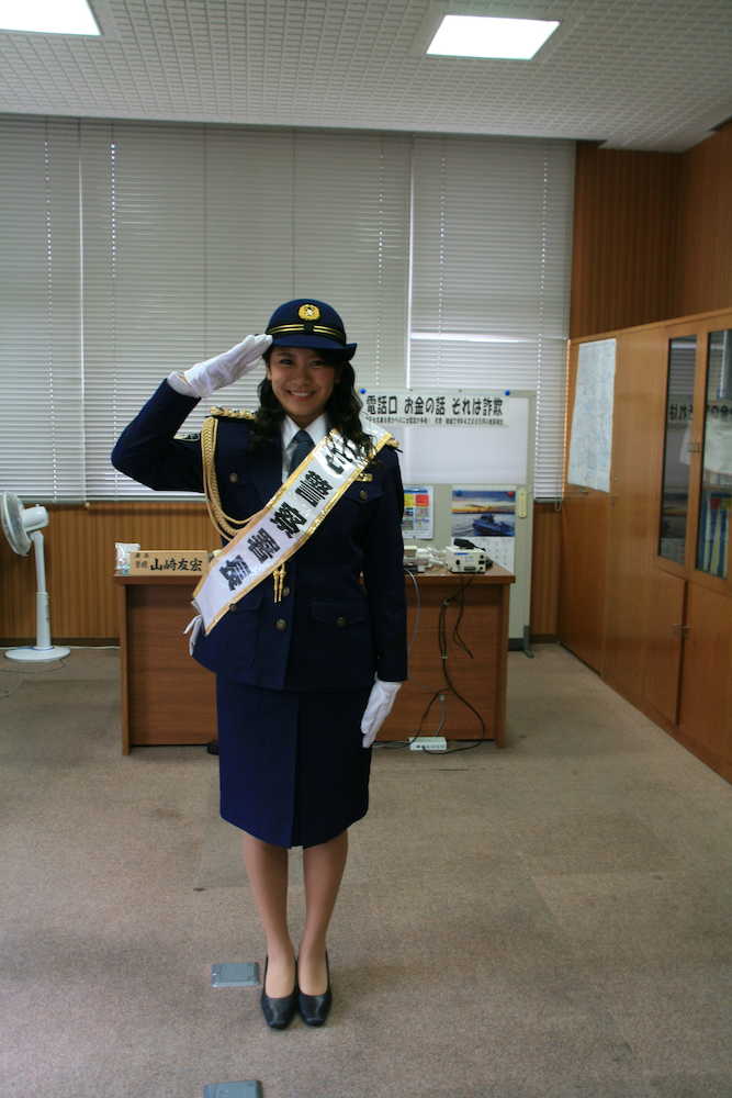 奈良県警天理署の１日署長を務めた吉本新喜劇の福本愛菜が敬礼！