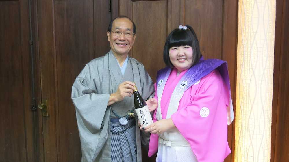 門川大作・京都市長（左）から日本酒をプレゼントされる吉本新喜劇座長の酒井藍