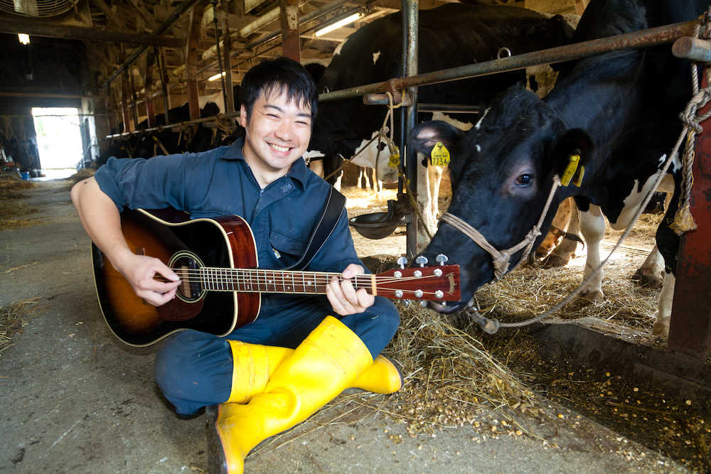 今月４日に歌手としてメジャーデビューした、岩手県葛巻町の酪農家・橘和徳。普段は４０頭の乳牛が暮らす牛舎で働いている