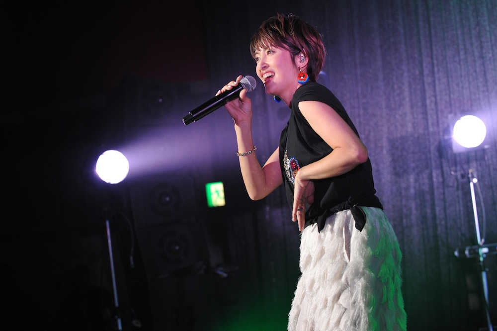 ＮＨＫ「うたコン」で登美丘高校ダンス部と共演する荻野目洋子