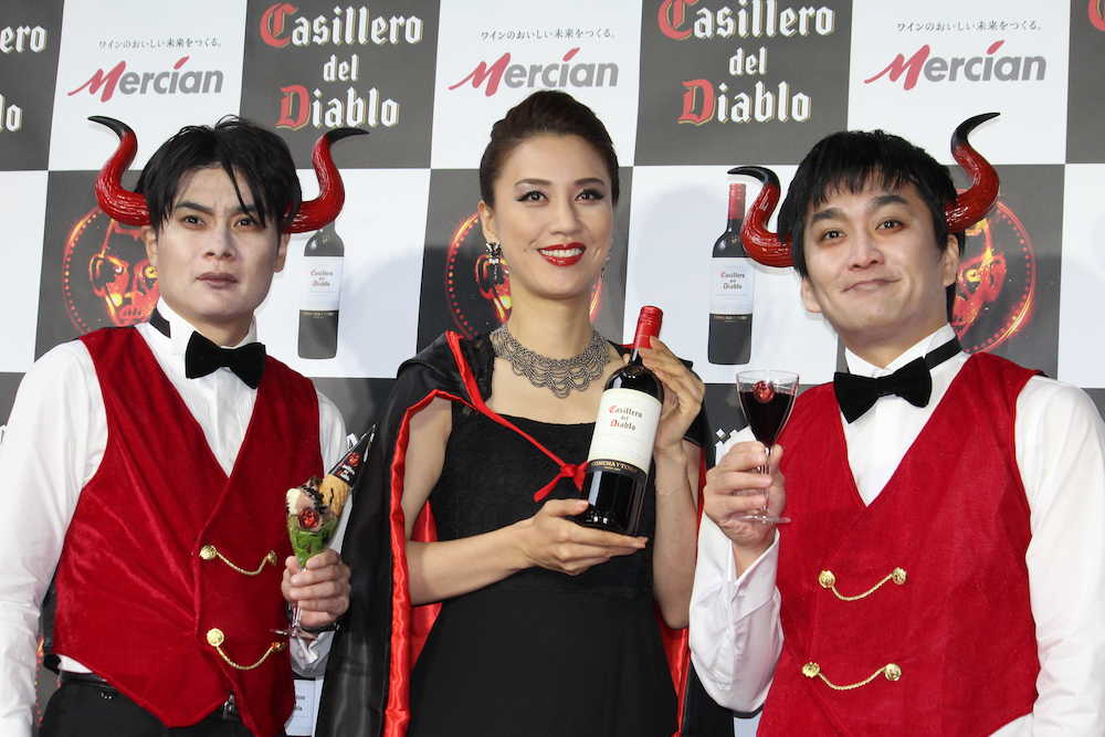 「悪魔の晩餐会」オープニングイベントに登場した（左から）吉村崇、遼河はるひ、徳井健太