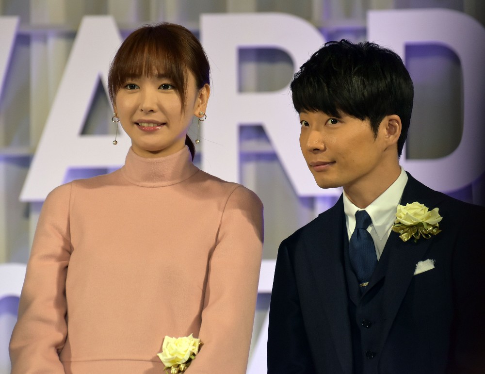 「東京ドラマアウォード２０１７」授賞式で２ショットを披露した新垣結衣（左）と星野源