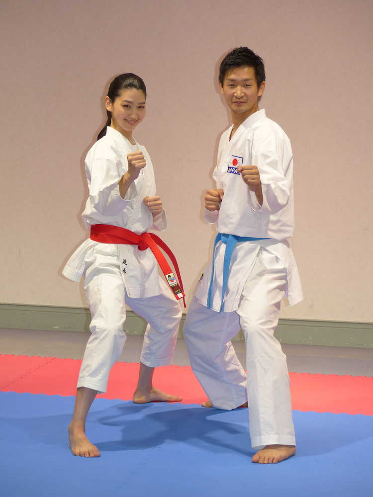 毎日新聞のＣＭに出演し発表会で空手の実技を披露した是永瞳。右はゲストで登場した荒賀龍太郎