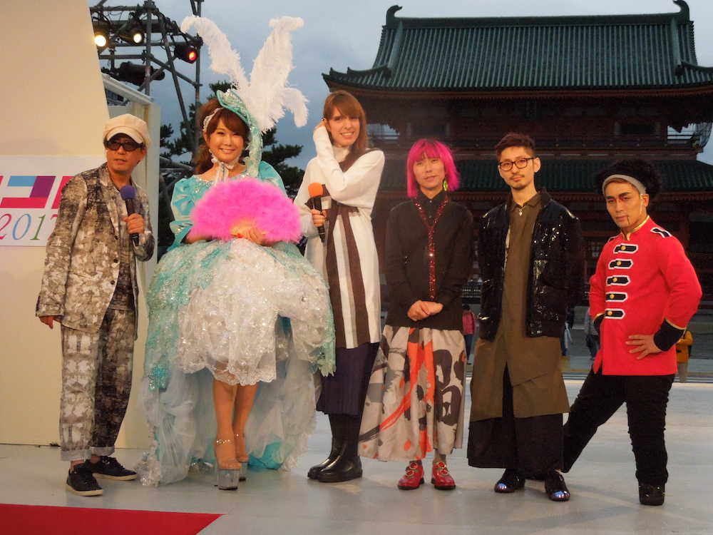 平安神宮をバックにしたステージでバリアフリー・ファッションショー「バリコレ」に出演した（左から）山本シュウ、はるな愛ＩＶＡＮら