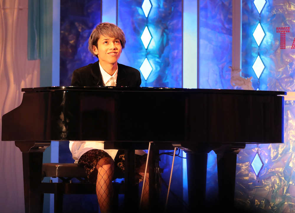個人審査でピアノを披露する定岡遊歩さん