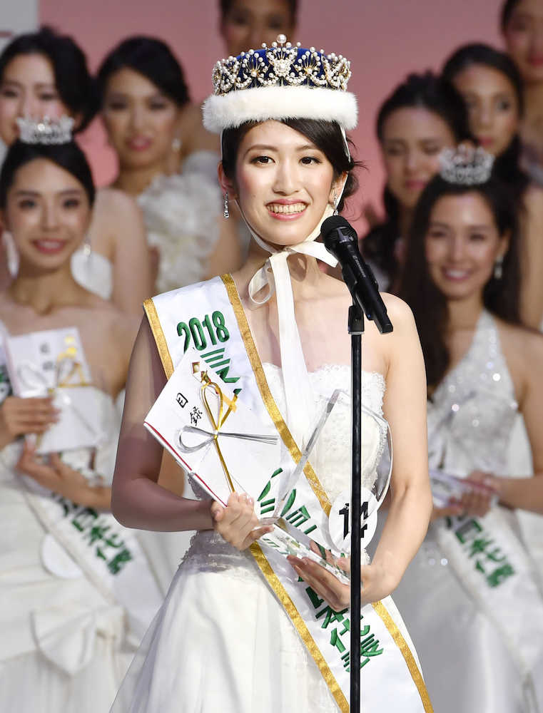 ミス・インターナショナルの日本代表に選ばれ、あいさつする杉本雛乃さん