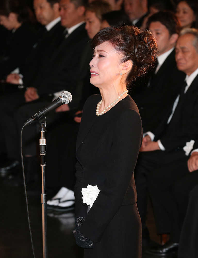 平尾昌晃さんの葬儀で涙を流す小柳ルミ子