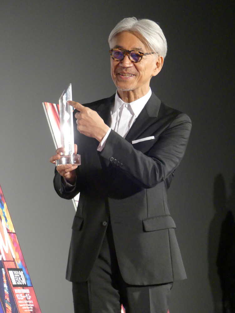「第３０回東京国際映画祭」で第４回ＳＡＭＵＲＡＩ賞を受賞した坂本龍一