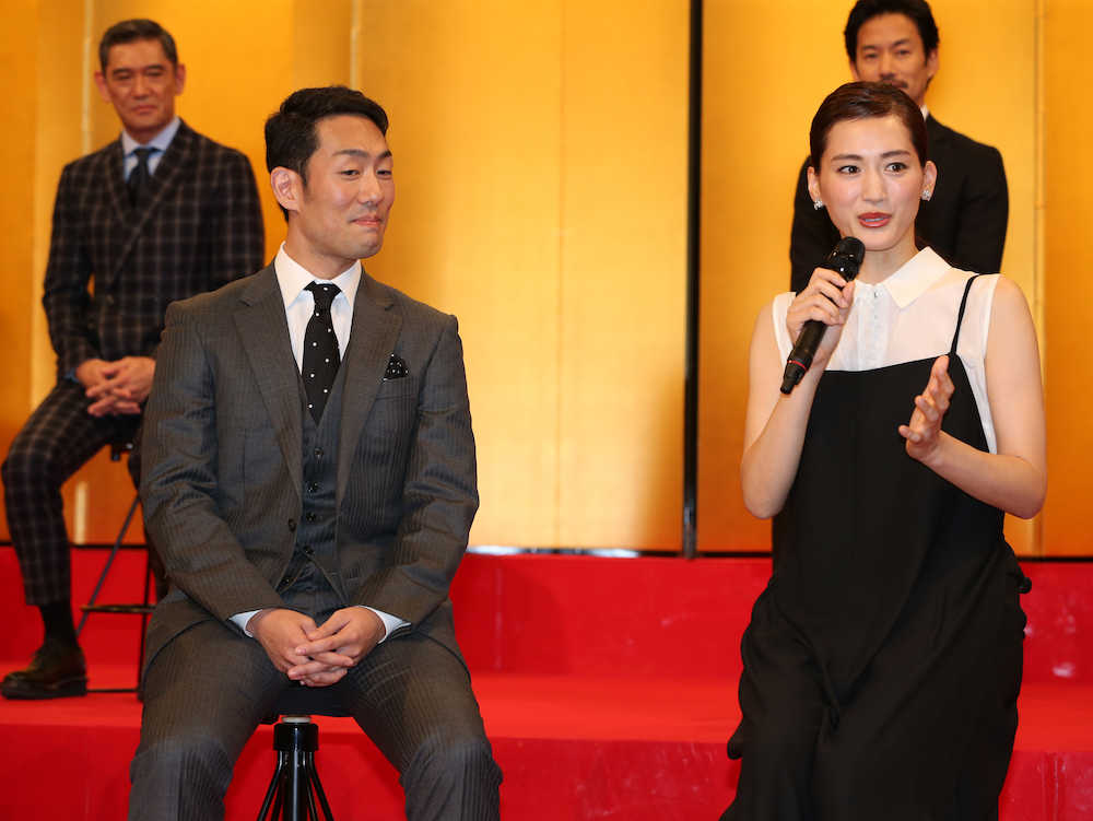 大河ドラマ「いだてん」出演者発表会見で意気込み語る綾瀬はるか（前列右）。左は夫婦役の中村勘九郎