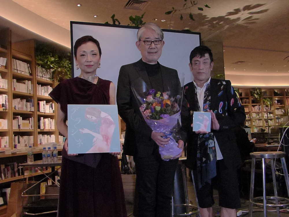 クミコ（左）のニューアルバム「デラシネ」発売記念イベントに出席した松本隆氏（中央）、クリス松村
