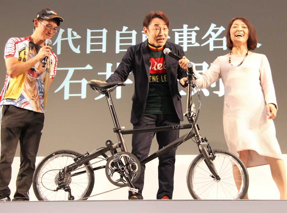 第７代自転車名人を襲名した石井正則（中央）。右は第３代の勝間和代氏、左は先代の渡辺航氏