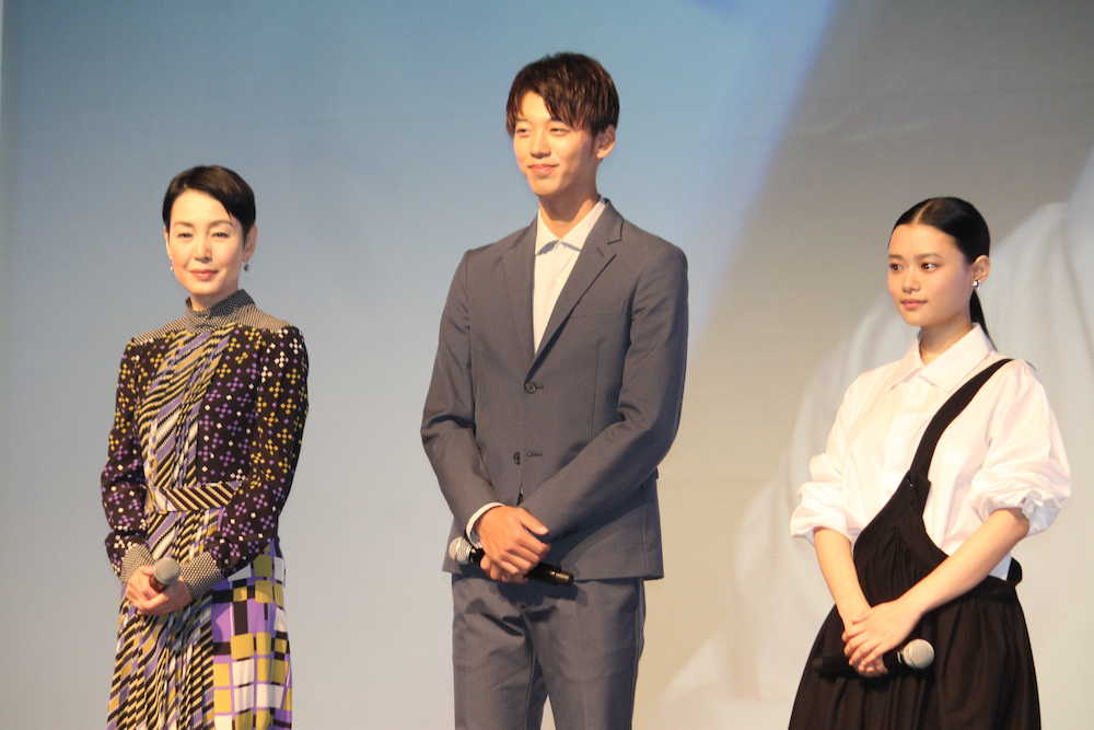 「ソフトバンク新ＣＭ発表会」に出席した（左から）樋口可南子、竹内涼真、杉咲花