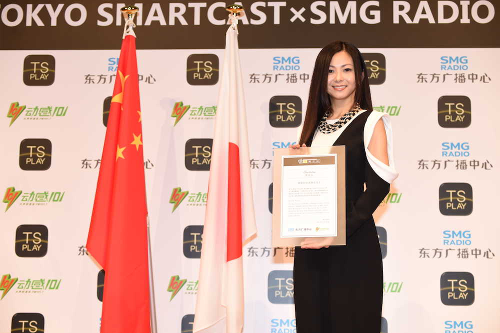 来年３月に中国・上海で開催される同国最大の音楽イベント「ＣＨＩＮＥＳＥ　ＴＯＰ１０　ＭＵＳＩＣ　ＡＷＡＲＤＳ」に日本人として初めて出演することになり、授与された招待状を手にする倉木麻衣
