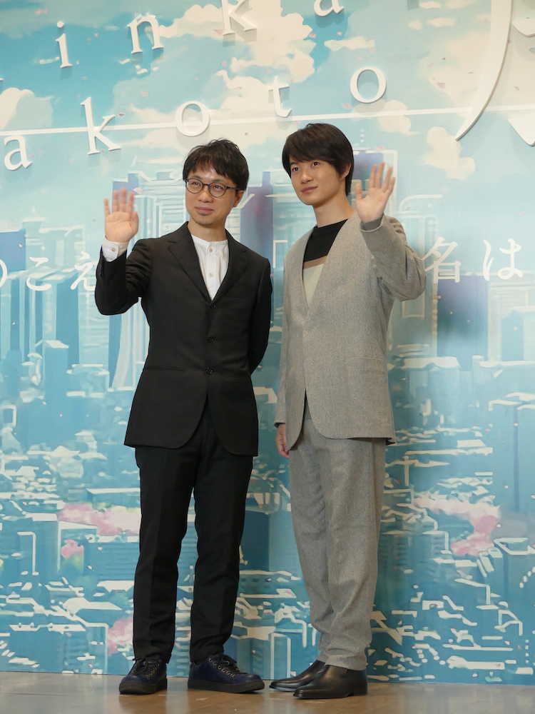 東京・六本木の国立新美術館で「新海誠展」をＰＲしたアニメーション監督の新海誠氏（左）と神木隆之介