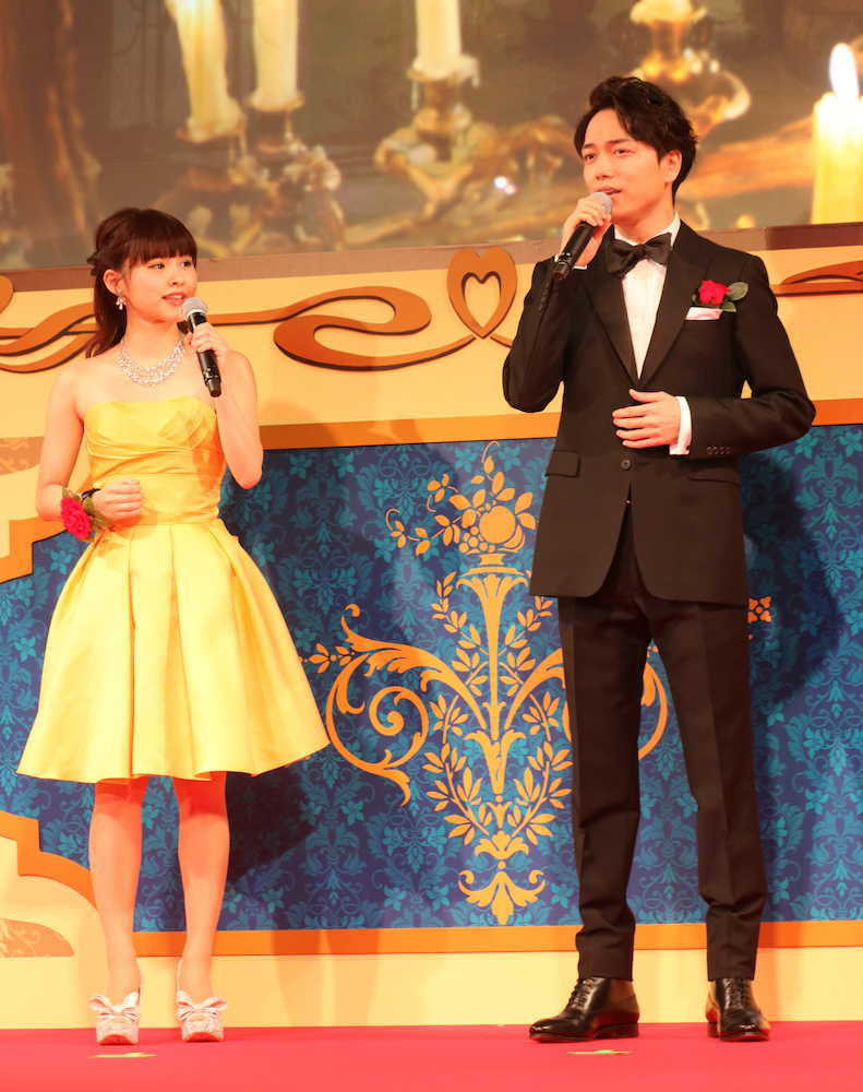 「美女と野獣」を歌う昆夏美（左）と山崎育三郎