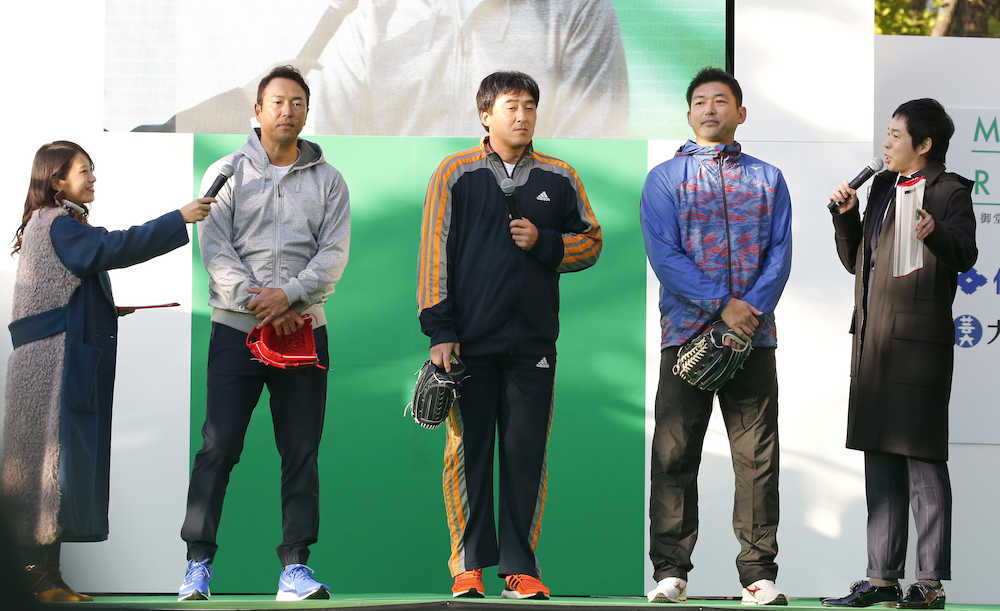 ４００メートルリレーキャッチボールに参加する（左２人目から）黒田博樹氏、石井一久氏、斎藤隆氏