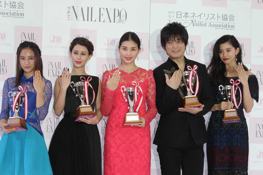 「ネイルクイーン２０１７」授賞式に出席した（左から）岡田結実、ダレノガレ明美、橋本マナミ、押尾コータロー、朝比奈彩