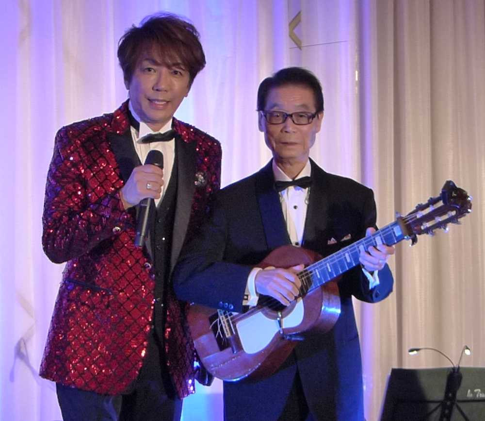 ３５周年記念ディナーショーを行った浜博也（左）は「東京ロマンチカ」鶴岡雅義と２３年ぶりに共演