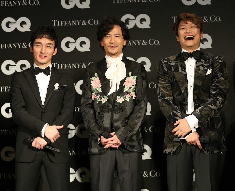「ＧＱ　ＭＥＮ　ＯＦ　ＴＨＥ　ＹＥＡＲ　２０１７」受賞に笑顔を見せる（左から）草なぎ剛、稲垣吾郎、香取慎吾