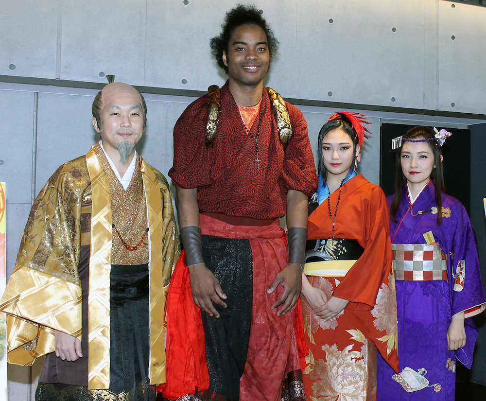 舞台「桃山ビート・トライブ」の公演前に会見した（１の左から）山崎樹範、副島淳、Ｅｌｉｎａ、星野真里