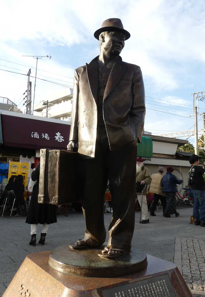 京成柴又駅前に立つ寅さんの銅像