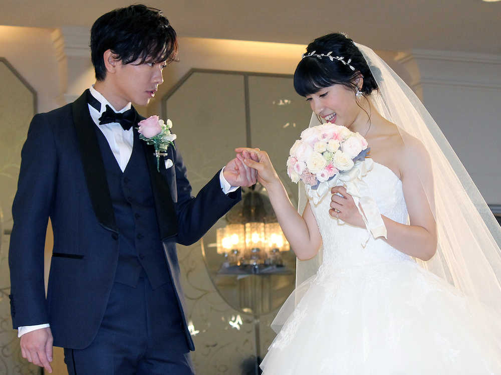 主演映画「８年越しの花嫁」のイベントでタキシードとウエディングドレス姿を披露した佐藤健と土屋太鳳