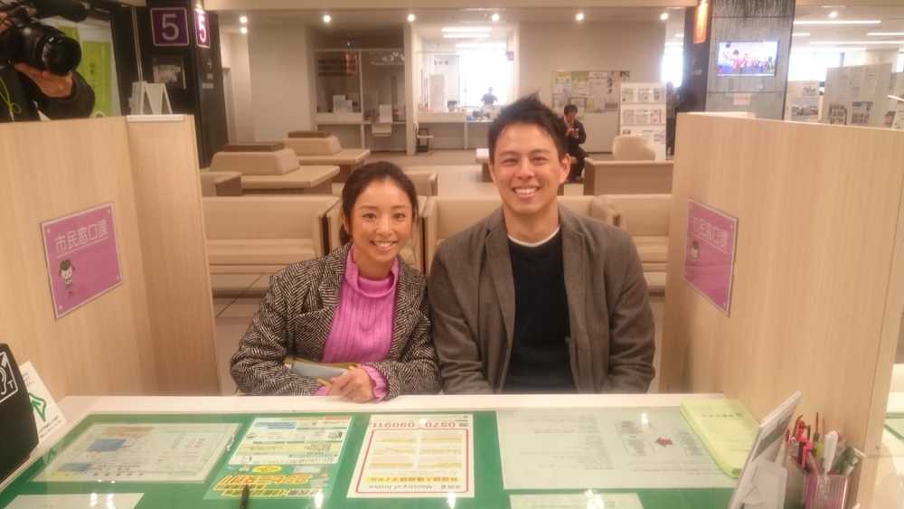 茨城・稲敷市役所で元プロ野球選手の小林公太さんと婚姻届を提出した片岡安祐美