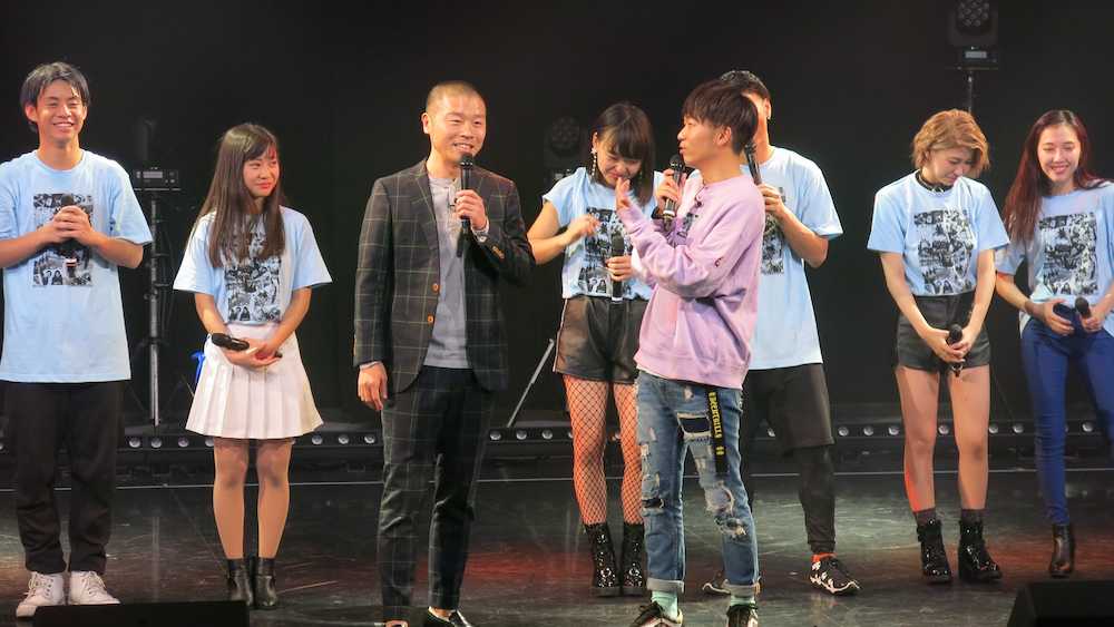 新ユニット「ＲＥ：ＣＯＭＰＬＥＸ」のライブに登場した「アキナ」の山名文和（左から３人目）と秋山賢太（左から５人目）