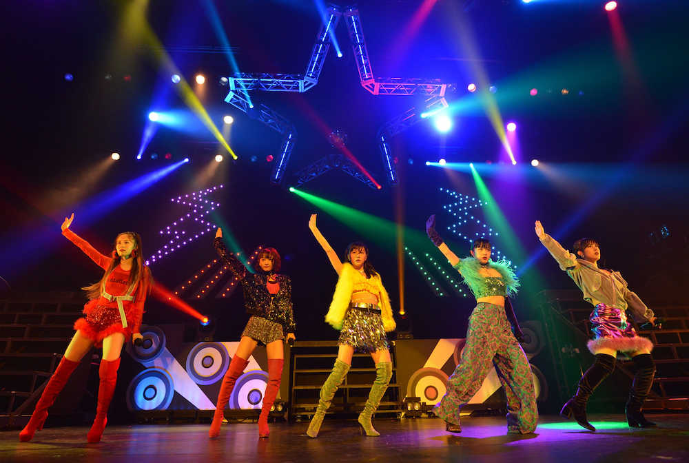 ａｋａｎｅさんが振り付けした「ワイパーダンス」を披露するフェアリーズの（左から）伊藤萌々香、下村実生、林田真尋、野元空、井上理香子