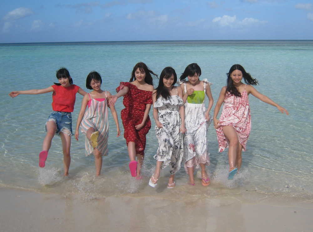 グアムのビーチで水遊びをするＡＫＢ４８グループの（左から）荻野由佳、朝長美桜、入山杏奈、山本彩、太田夢莉、古畑奈和