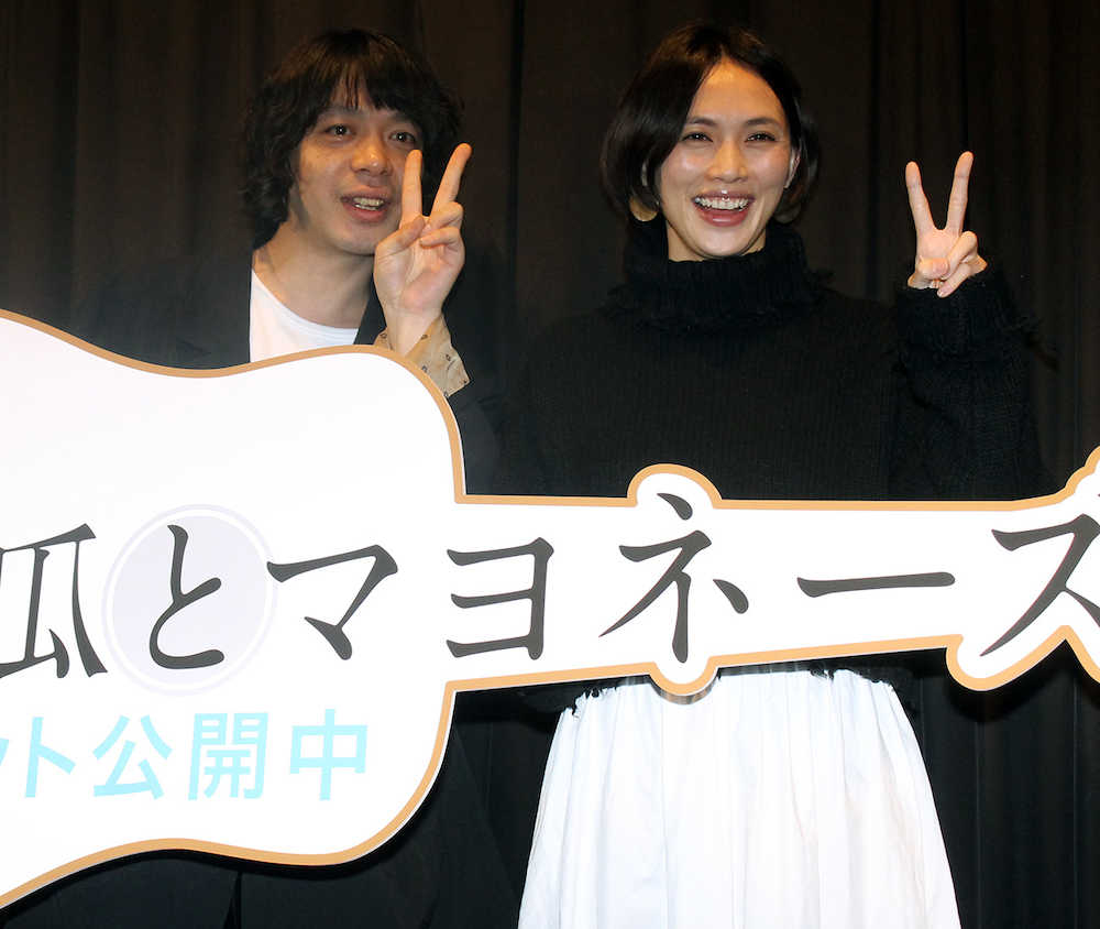 映画「南瓜とマヨネーズ」の大ヒット記念トークショーを行った峯田和伸（左）と臼田あさ美