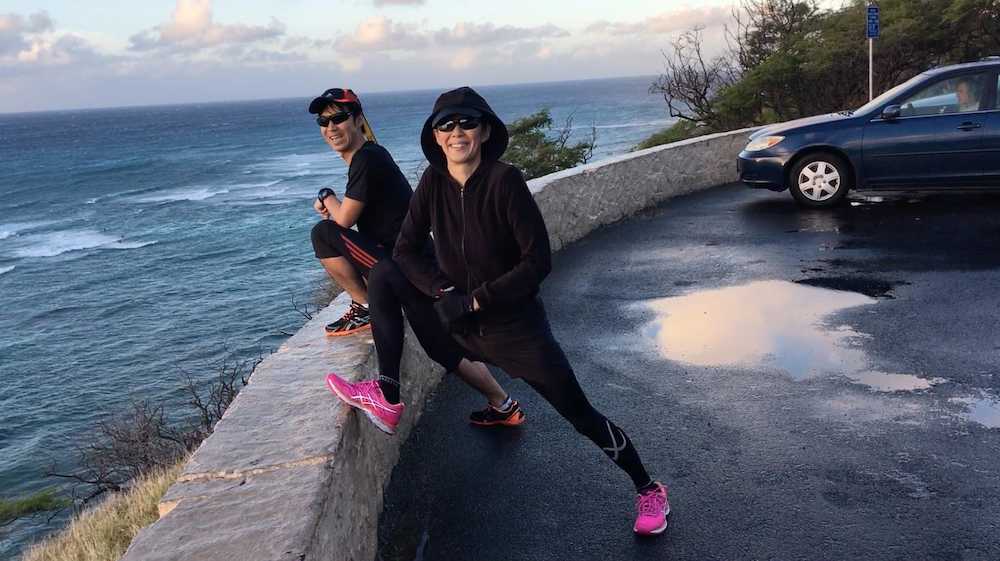 ハワイでマラソンの練習をする萬田久子と東貴博